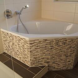 Moderne Badewanne mit Mosaikfliesen